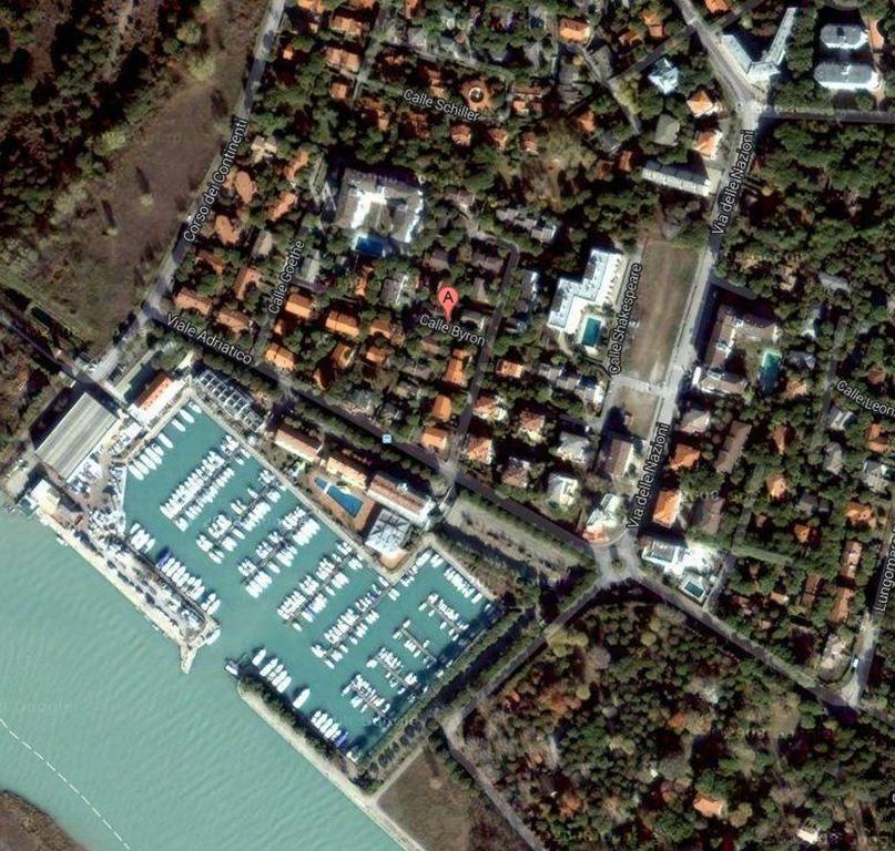 Villa In Lignano Riviera Comfortable Lignano Sabbiadoro Exteriör bild